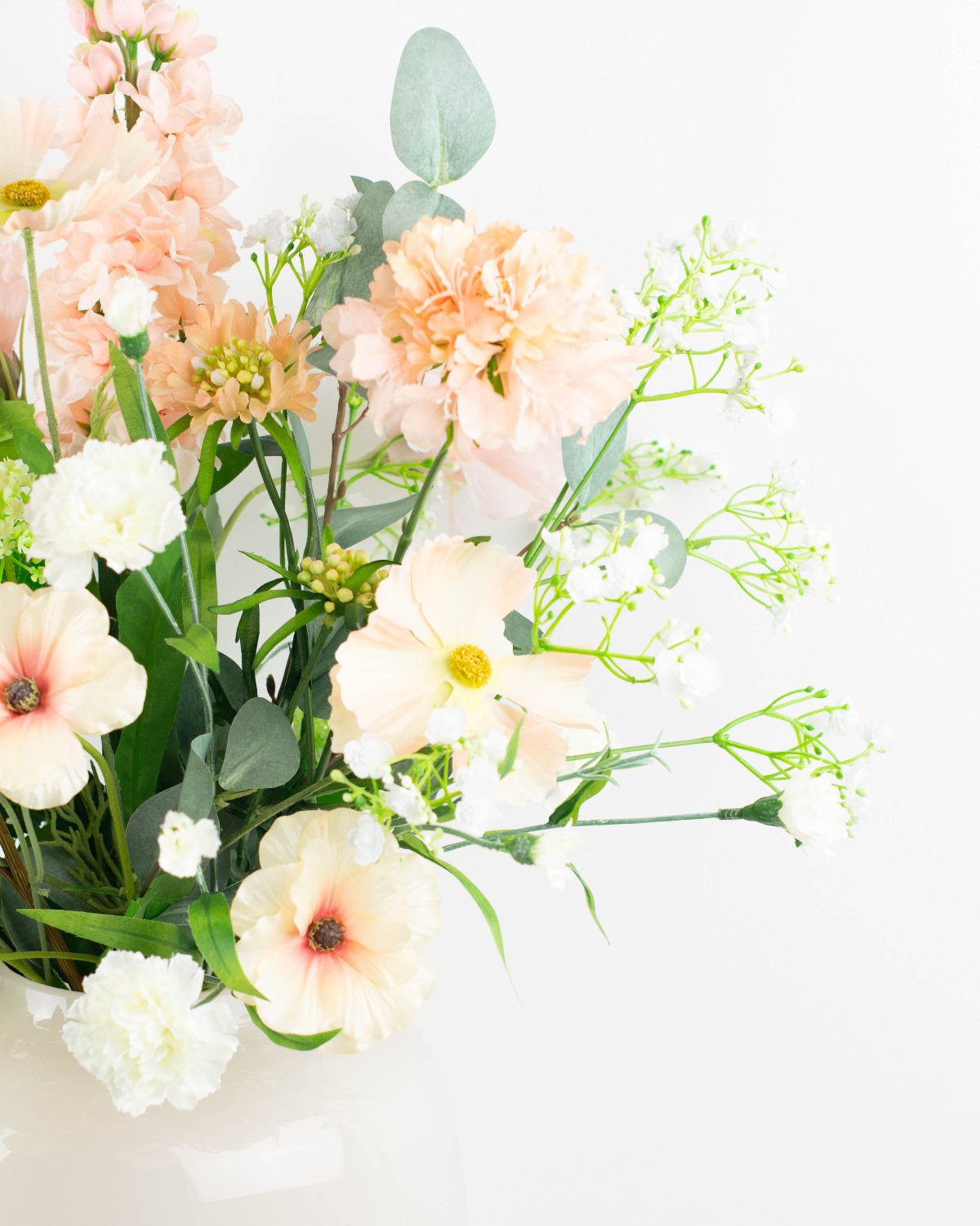 Boeket Mila – zijden boeket in zacht roze, nude en wit met eucalyptus voor een natuurlijke look
