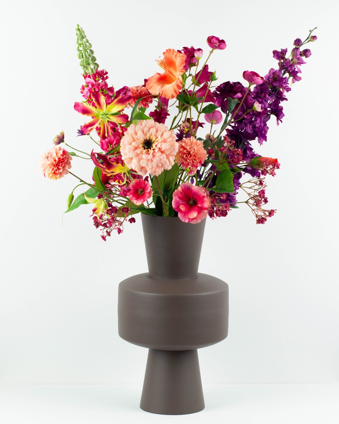 Boeket Liva, kleurrijk zijden plukboeket voor ieder interieur of werkplek met Delphinium, Gloriosa en Lupine in felle tinten.