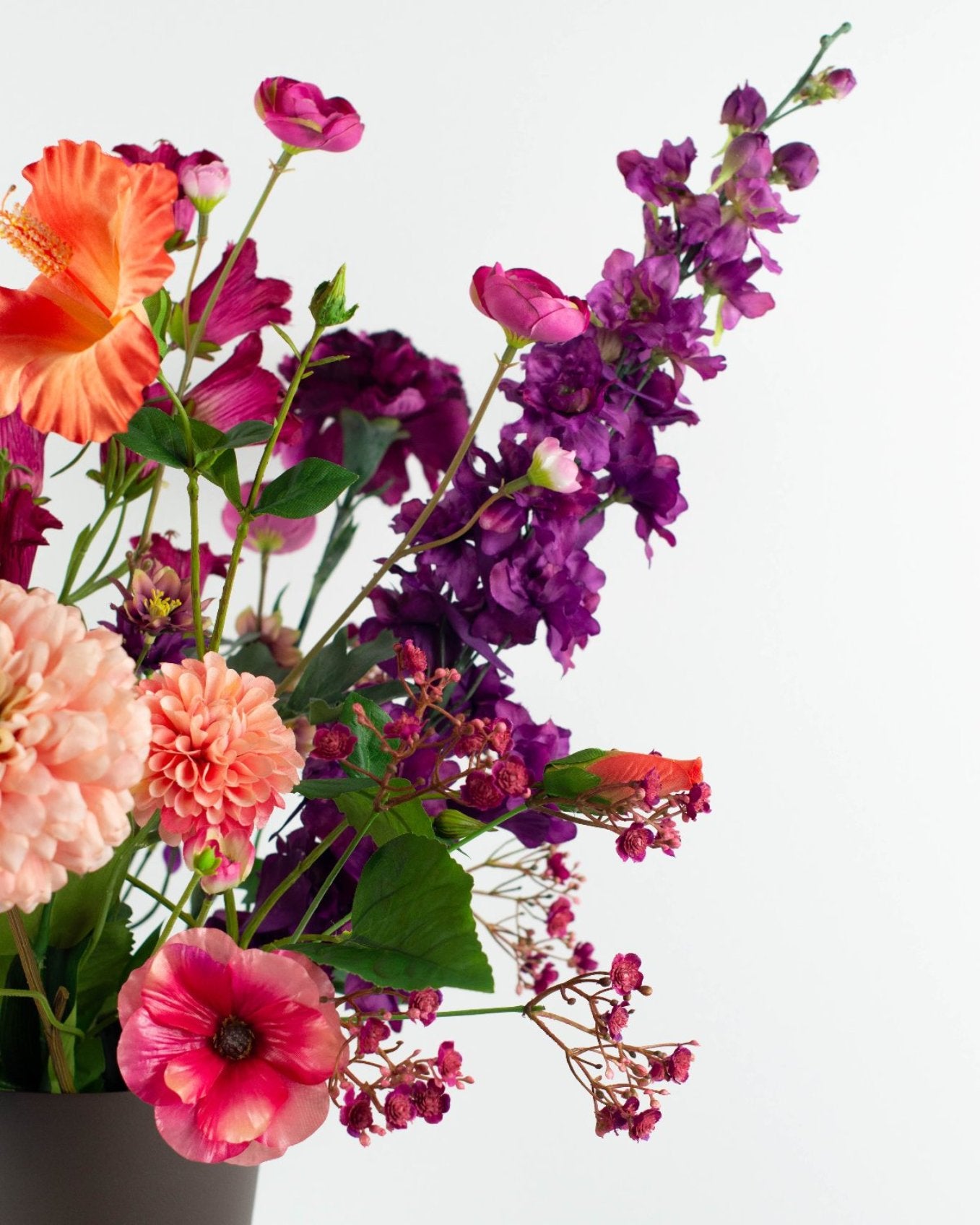 Boeket Liva, kleurrijk zijden plukboeket voor ieder interieur of werkplek met Delphinium, Gloriosa en Lupine in felle tinten.