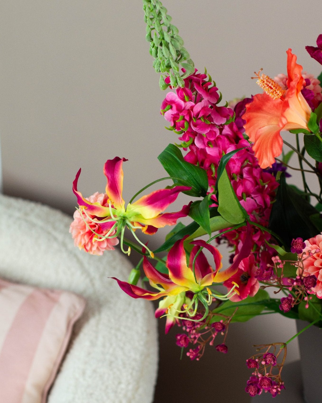 Boeket Liva, kleurrijk zijden plukboeket voor ieder interieur of werkplek met Delphinium, Gloriosa en Lupine in felle tinten.