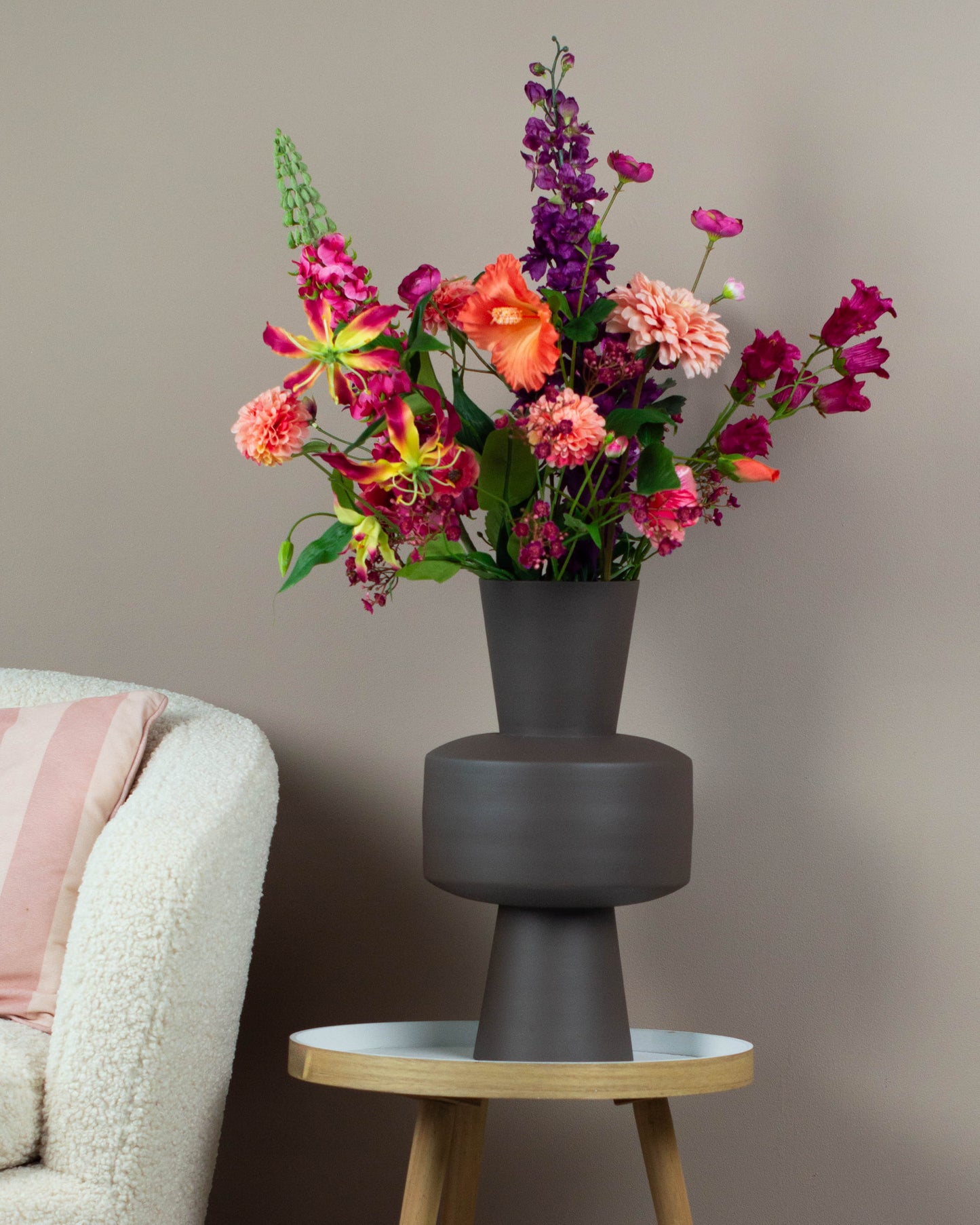 Boeket Liva, kleurrijk zijden plukboeket voor ieder interieur of werkplek met Delphinium, Gloriosa en Lupine in felle tinten.