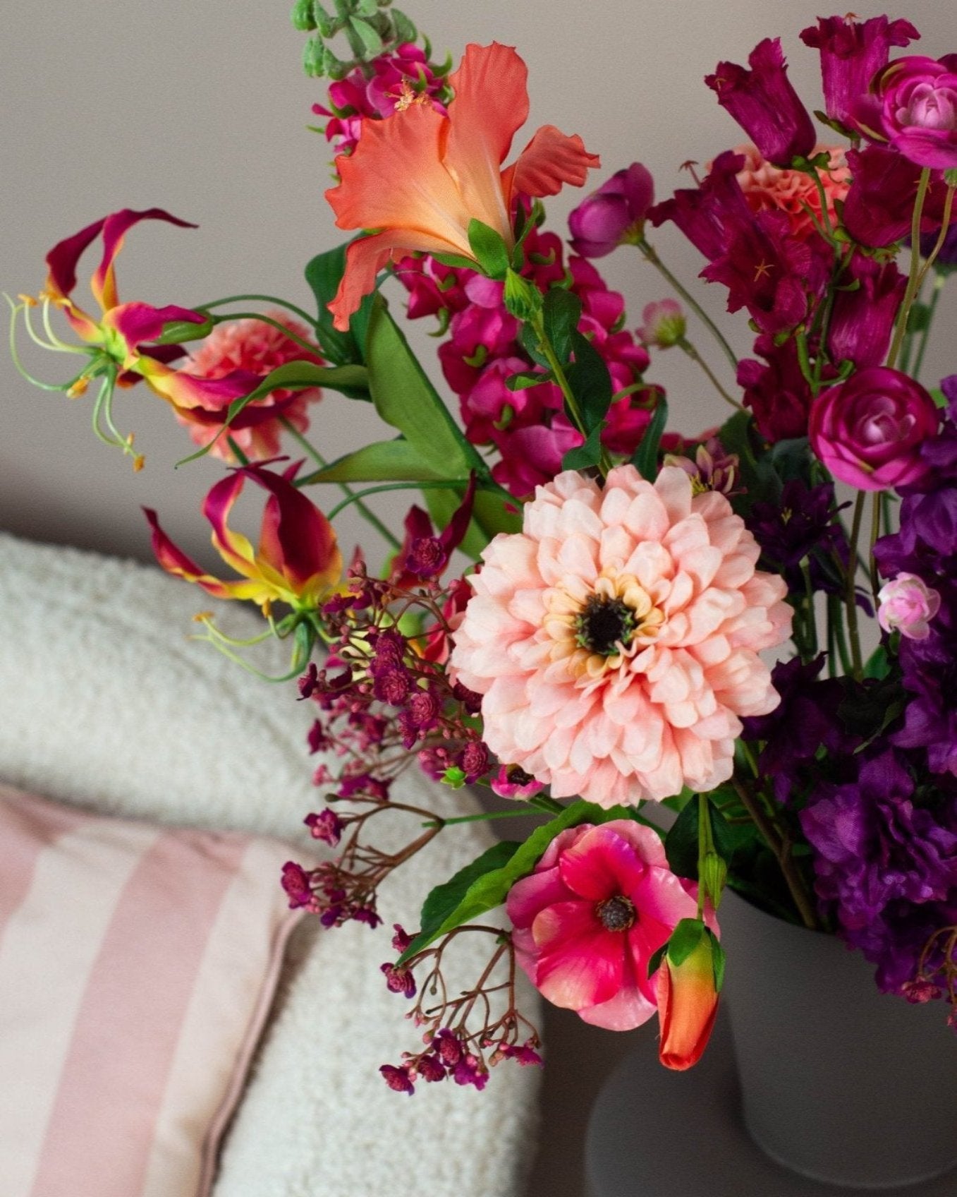 Boeket Liva, kleurrijk zijden plukboeket voor ieder interieur of werkplek met Delphinium, Gloriosa en Lupine in felle tinten.