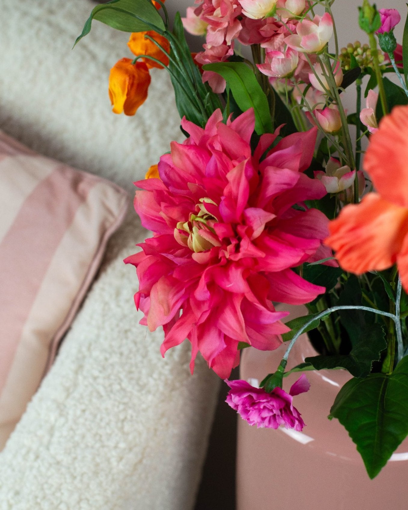 Compact Kunstboeket Zoë voor elke ruimte met bonte bloemen en felle kleuren, Gloriosa, Anjer, Anemoon, 70-80 cm hoog.