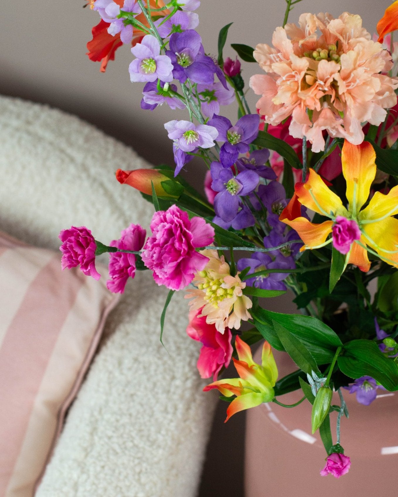 Compact Kunstboeket Zoë voor elke ruimte met bonte bloemen en felle kleuren, Gloriosa, Anjer, Anemoon, 70-80 cm hoog.