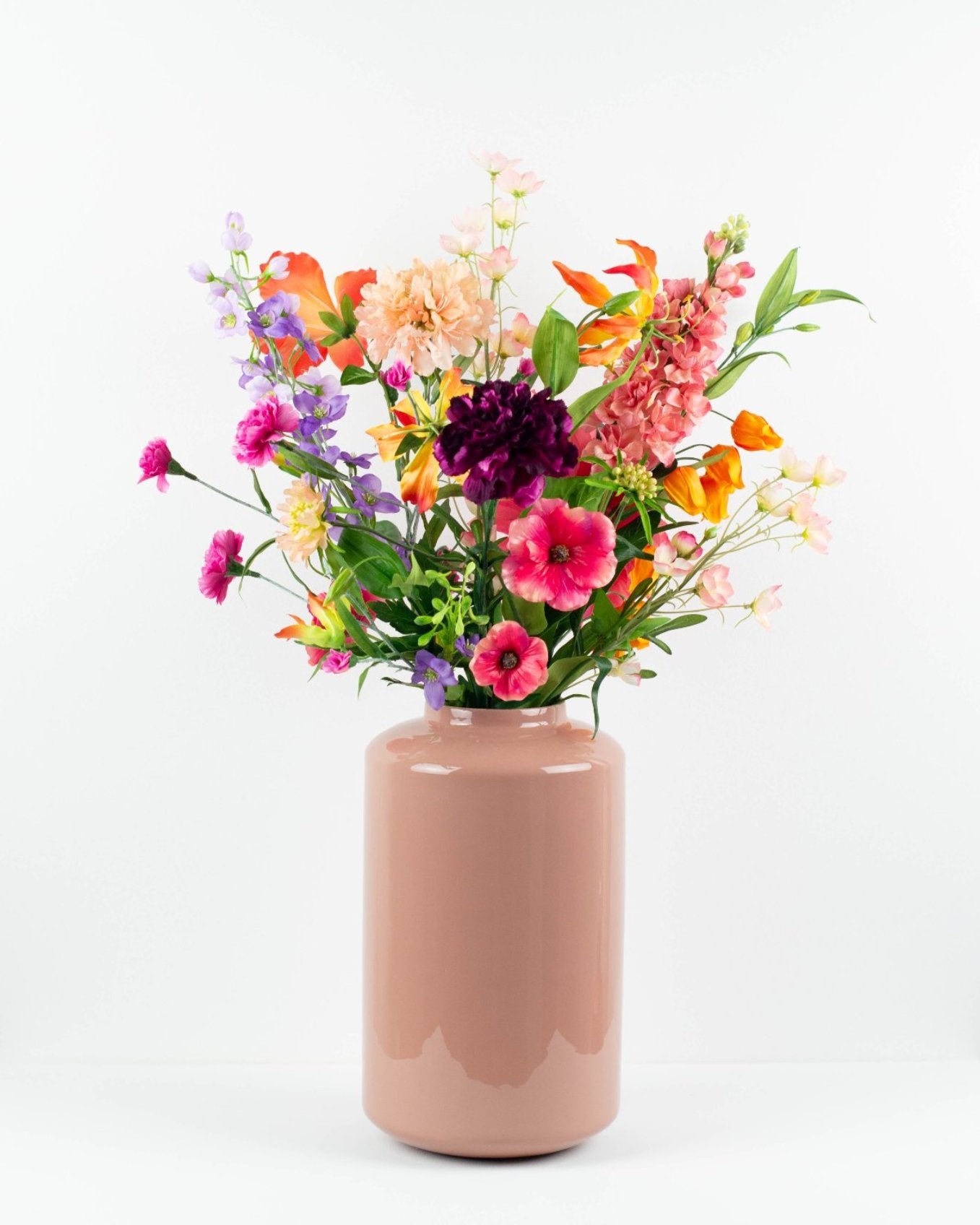 Compact Kunstboeket Zoë voor elke ruimte met bonte bloemen en felle kleuren, Gloriosa, Anjer, Anemoon, 70-80 cm hoog.
