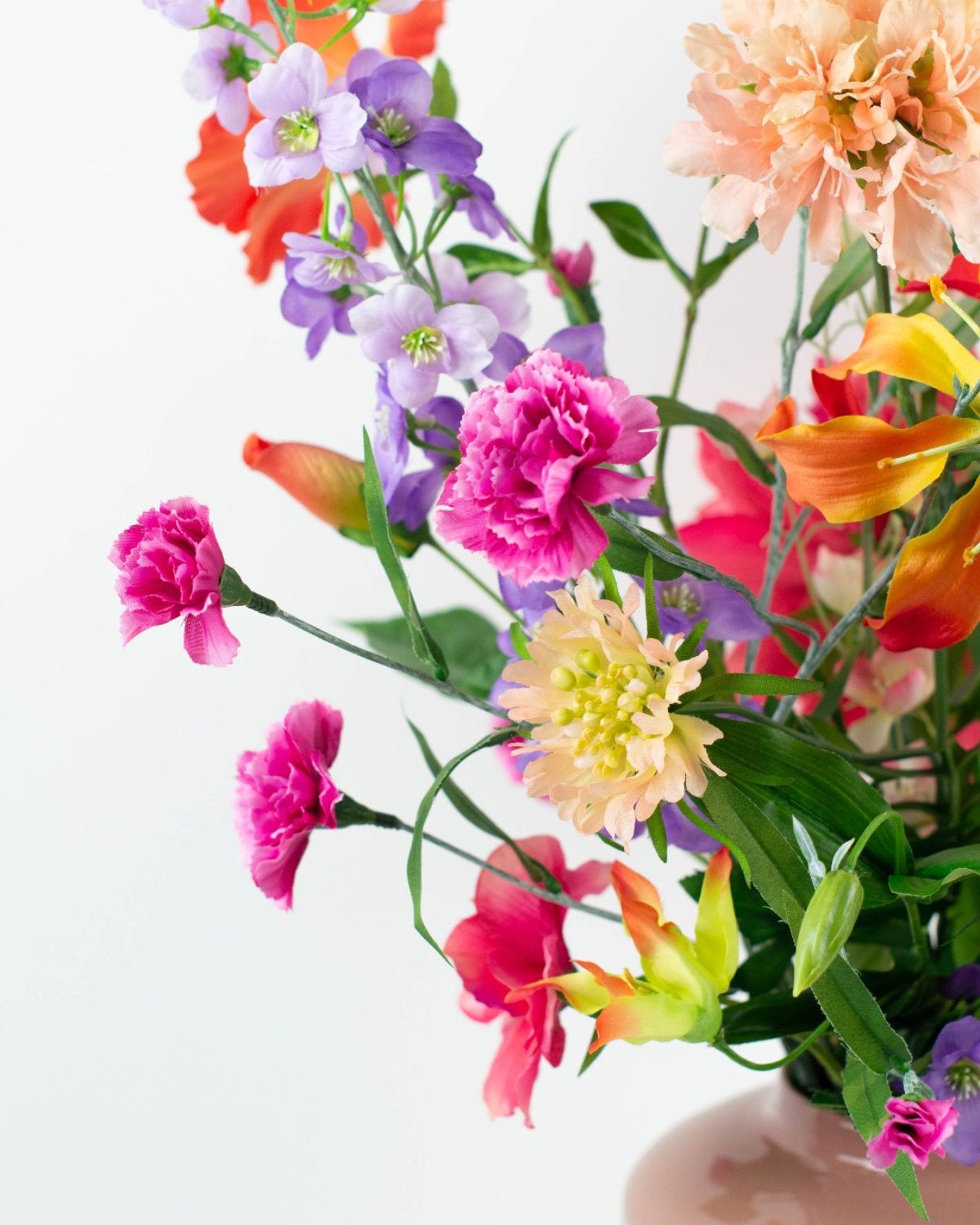 Compact Kunstboeket Zoë voor elke ruimte met bonte bloemen en felle kleuren, Gloriosa, Anjer, Anemoon, 70-80 cm hoog.