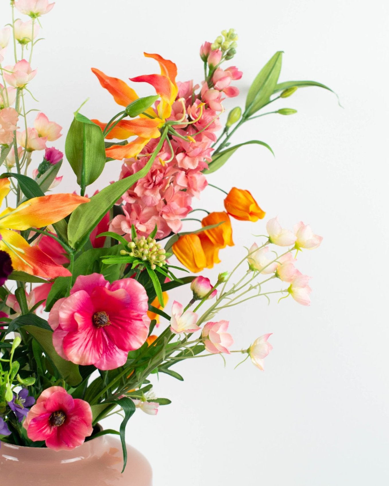 Compact Kunstboeket Zoë voor elke ruimte met bonte bloemen en felle kleuren, Gloriosa, Anjer, Anemoon, 70-80 cm hoog.