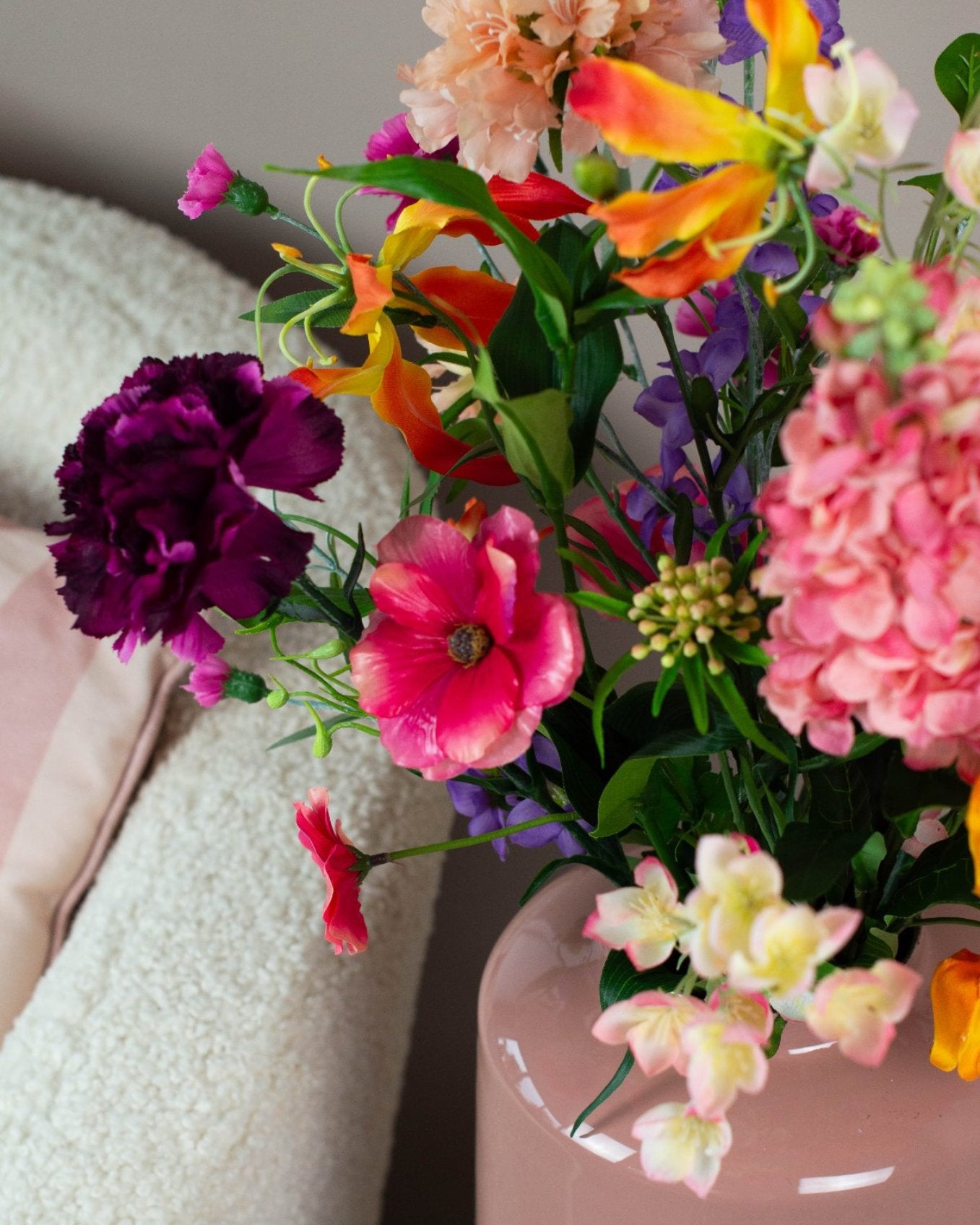 Compact Kunstboeket Zoë voor elke ruimte met bonte bloemen en felle kleuren, Gloriosa, Anjer, Anemoon, 70-80 cm hoog.