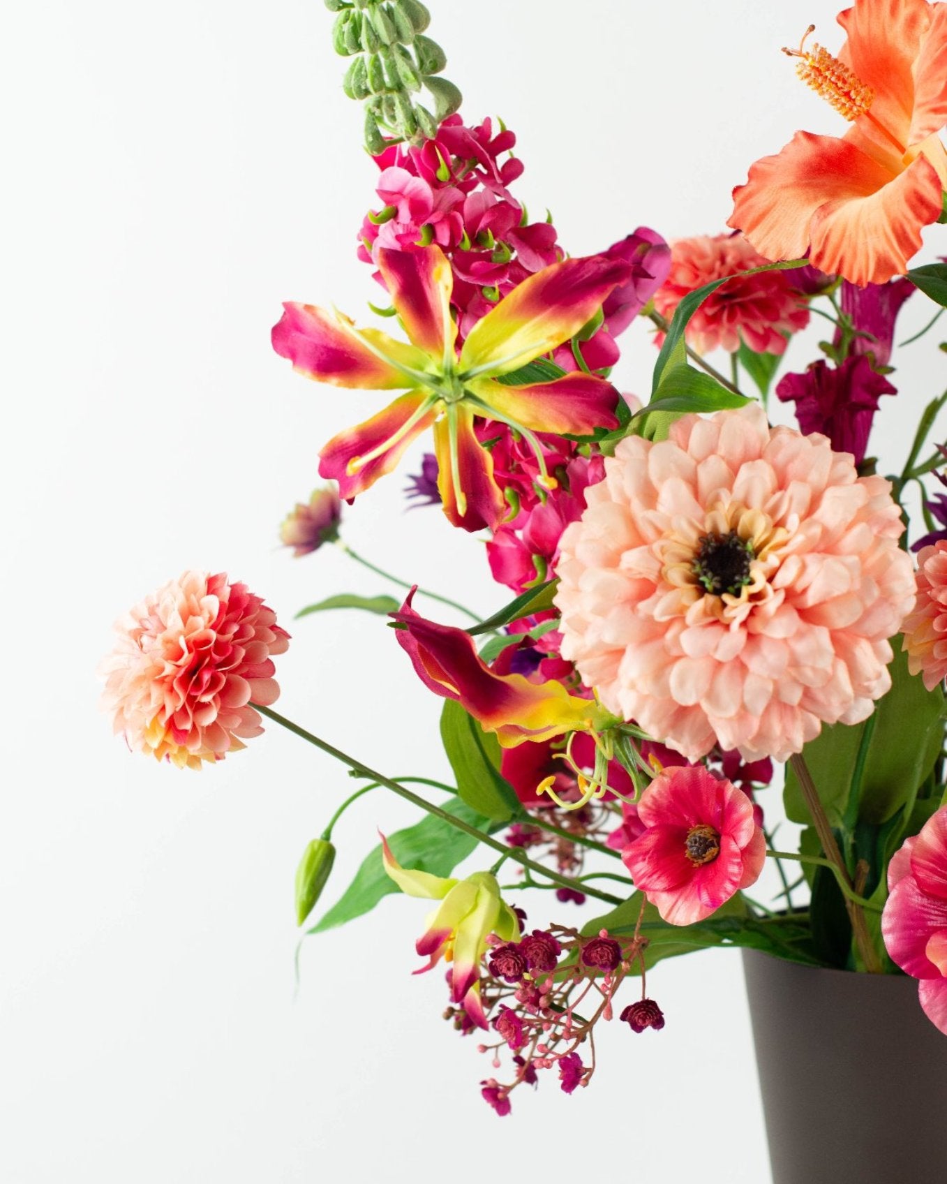 Boeket Liva, kleurrijk zijden plukboeket voor ieder interieur of werkplek met Delphinium, Gloriosa en Lupine in felle tinten.