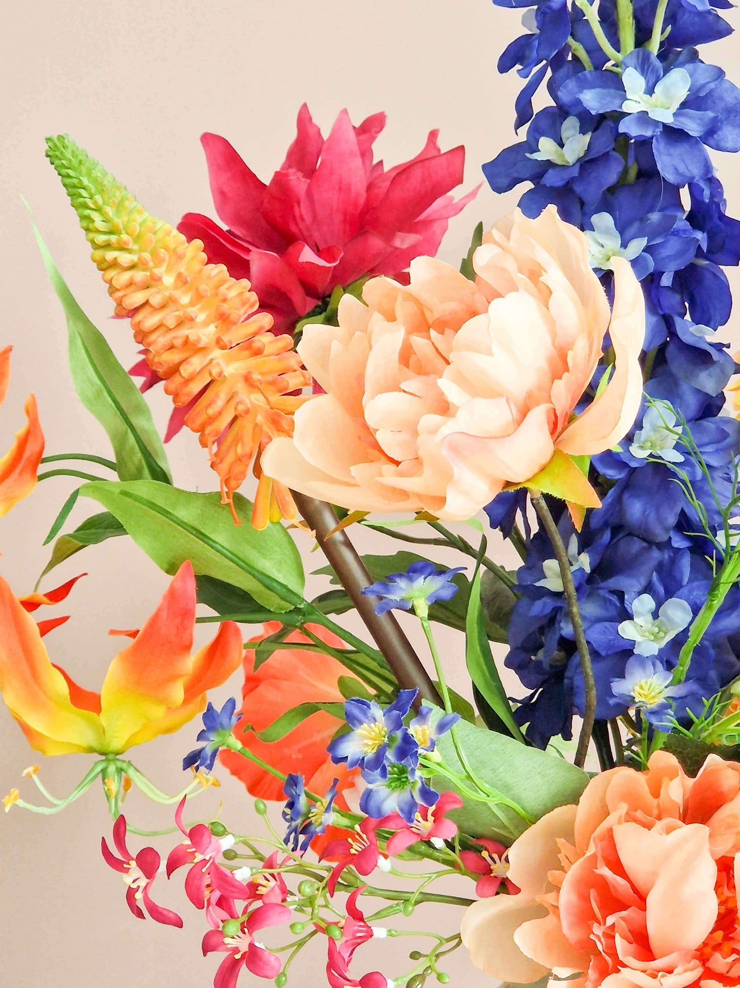 close up van Kleurrijk zijden bloemenboeket met zonnebloemen, delphinium en rozen.