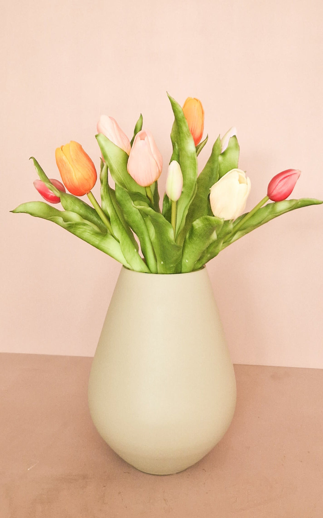 korte gekleurde mix kunst tulpen in vaas