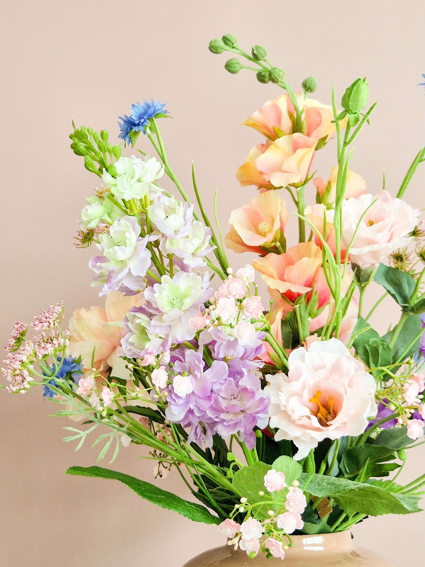 close up van zijden boeket van pastel tinten met delphinium en lisianthus
