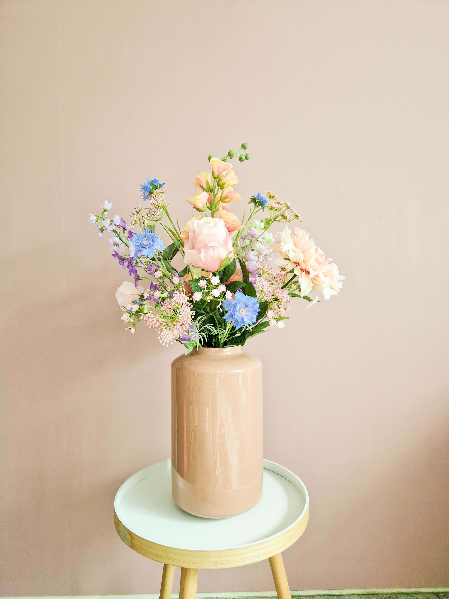 stijlvol zijden bloemen boeket van zachte pastel tinten met delphinium, dahlia en schermbloemen