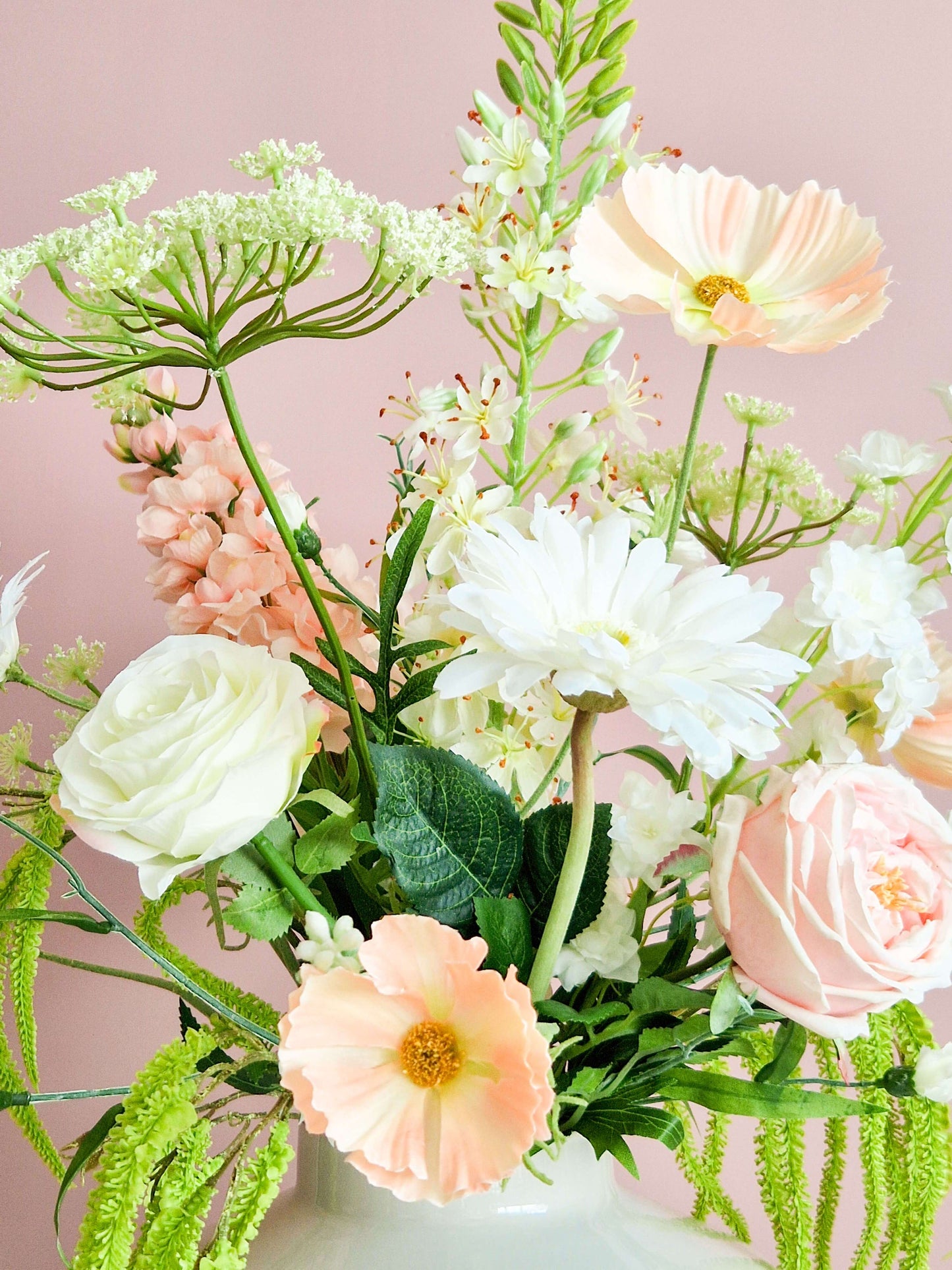 close-up van zijden bloemen boeket met witte gerbera, roze roos, groene amaranthus en schermbloemen.