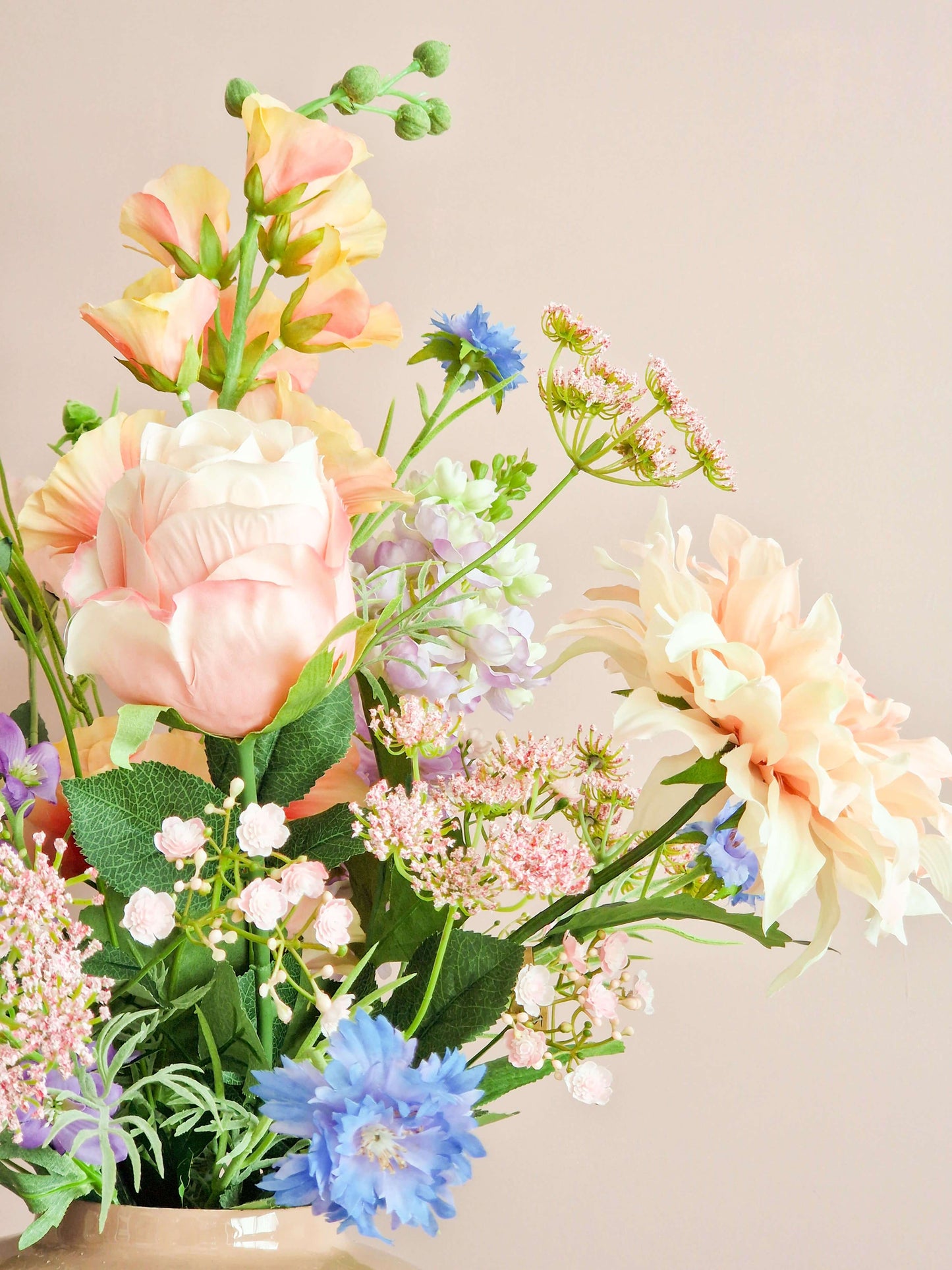 pastel kleurig boeket van kunstbloemen met o.a. roze roos en dahlia