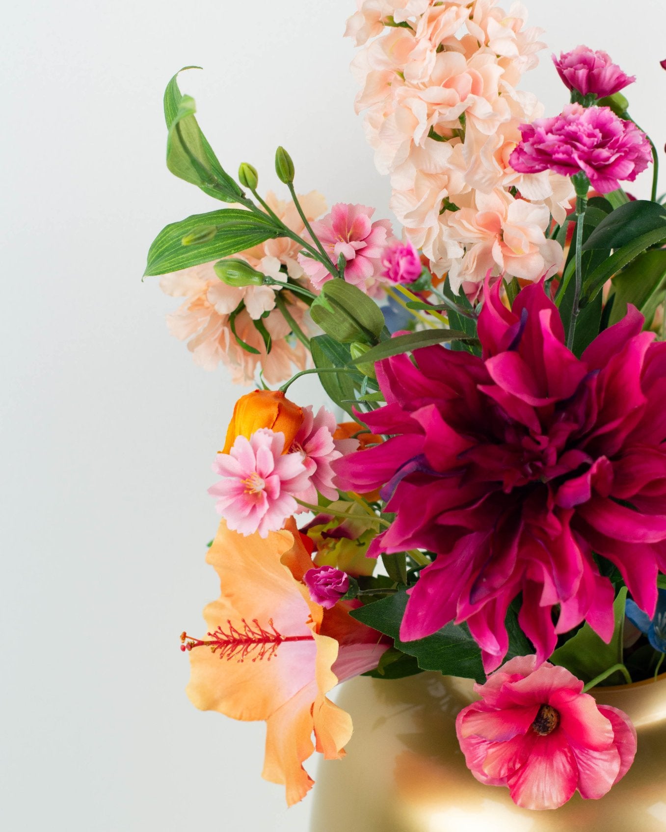 Duurzaam zijden boeket met roze, oranje en pastelkleuren ideaal als decoratie voor ieder interieur of werkplek bont gekleurde bloemen