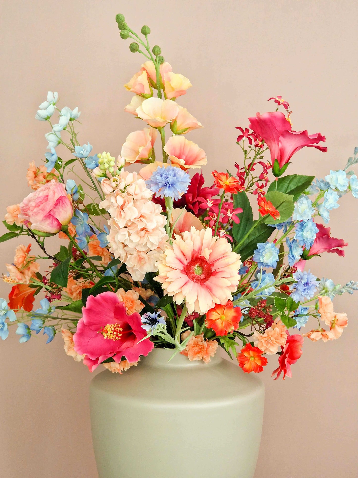 Rouwboeket van zijden bloemen in warme tinten