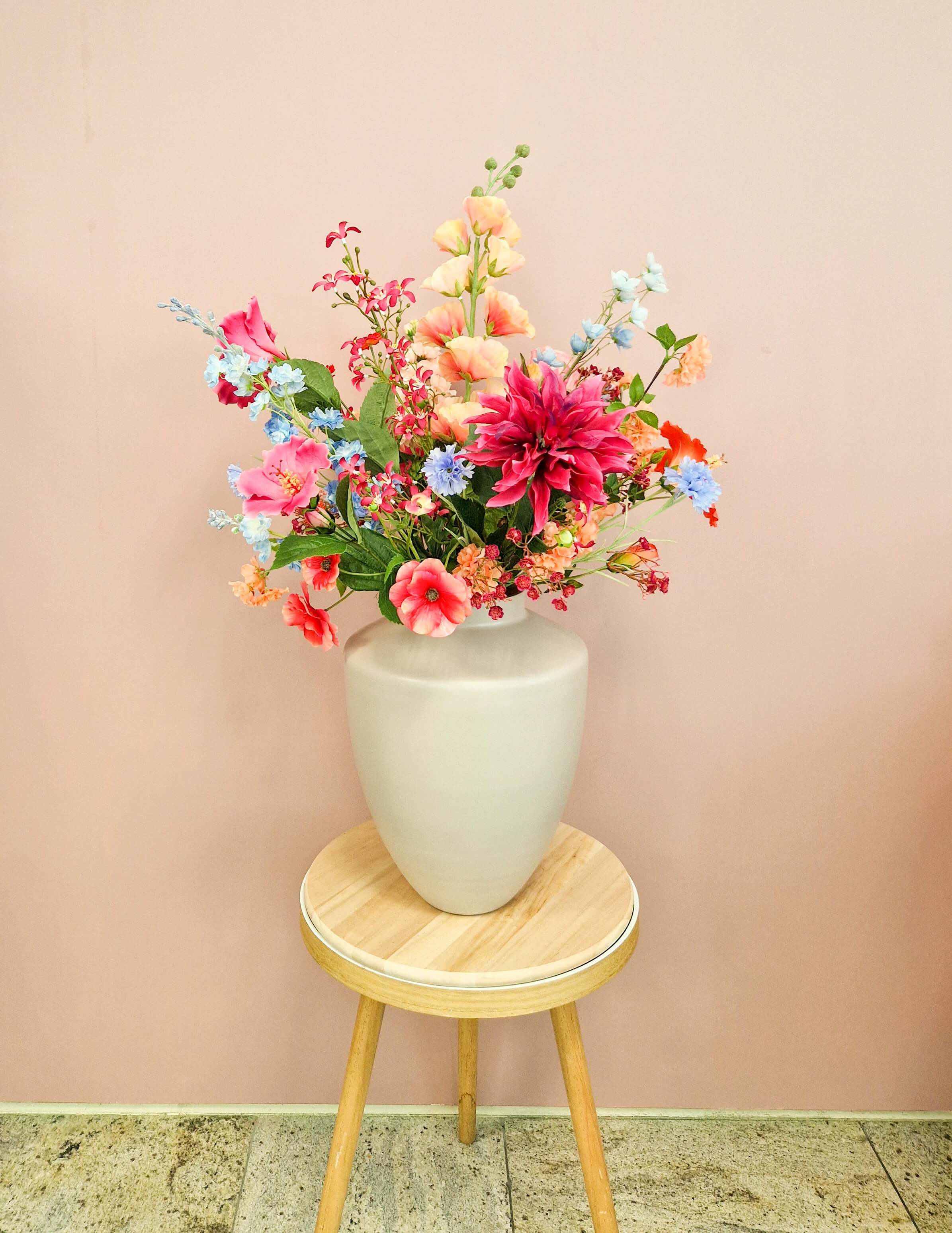 zijden boeket in warme tinten met dahlia, hibiscus en stokroos