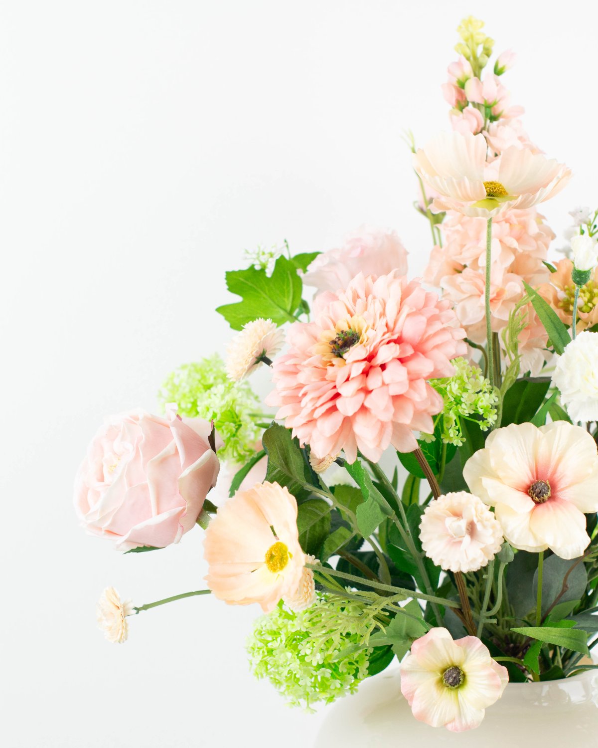: Boeket Mila – zijden boeket in zacht roze, nude en wit met eucalyptus voor een natuurlijke look