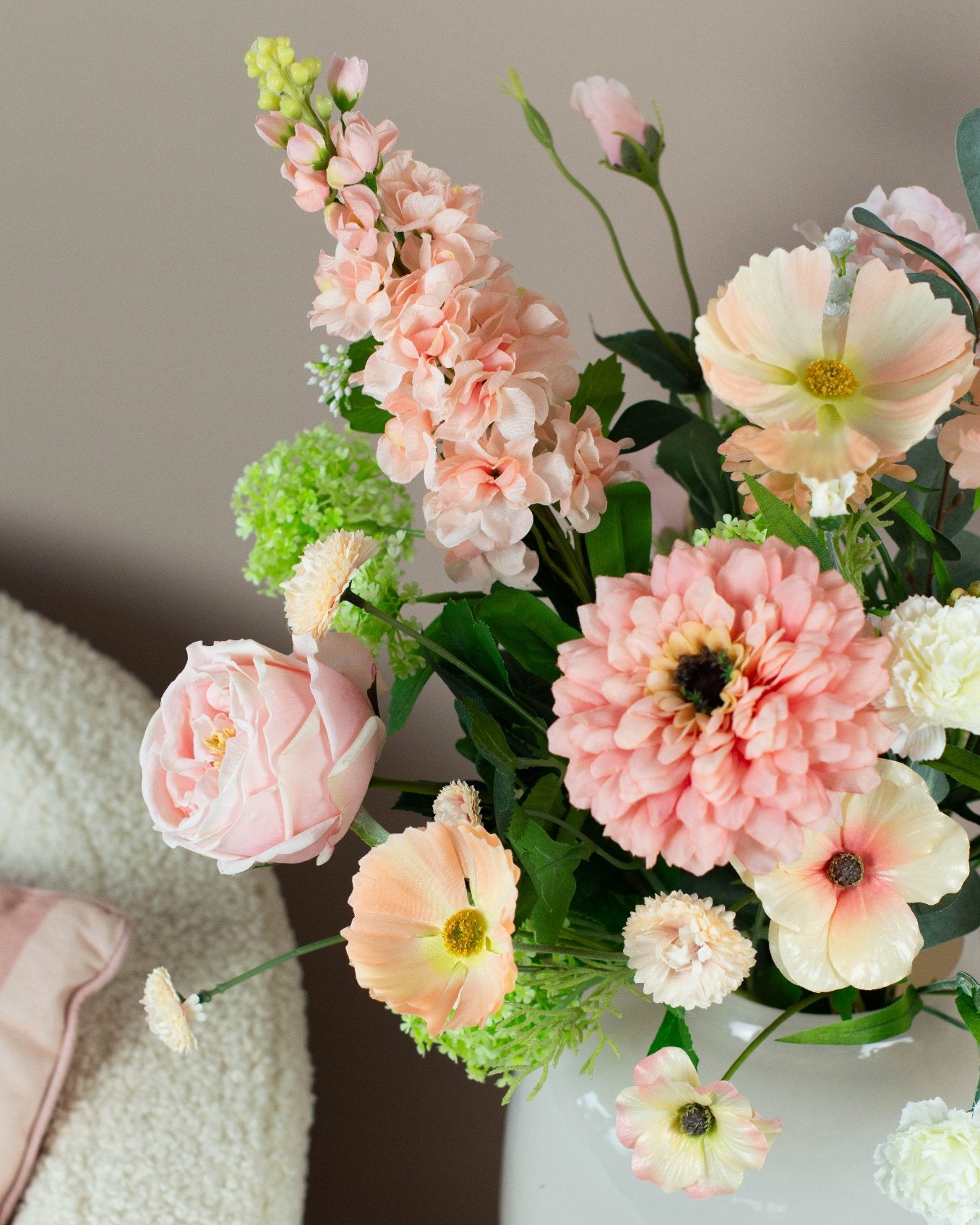 Boeket Mila – zijden boeket in zacht roze, nude en wit met eucalyptus voor een natuurlijke look