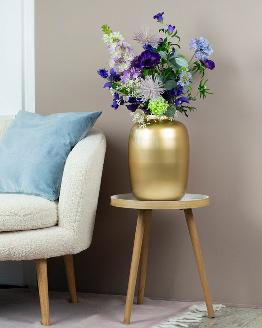Boeket Helen – zijden boeket in diep paars en groen met Campanula, Anemoon en Eucalyptus