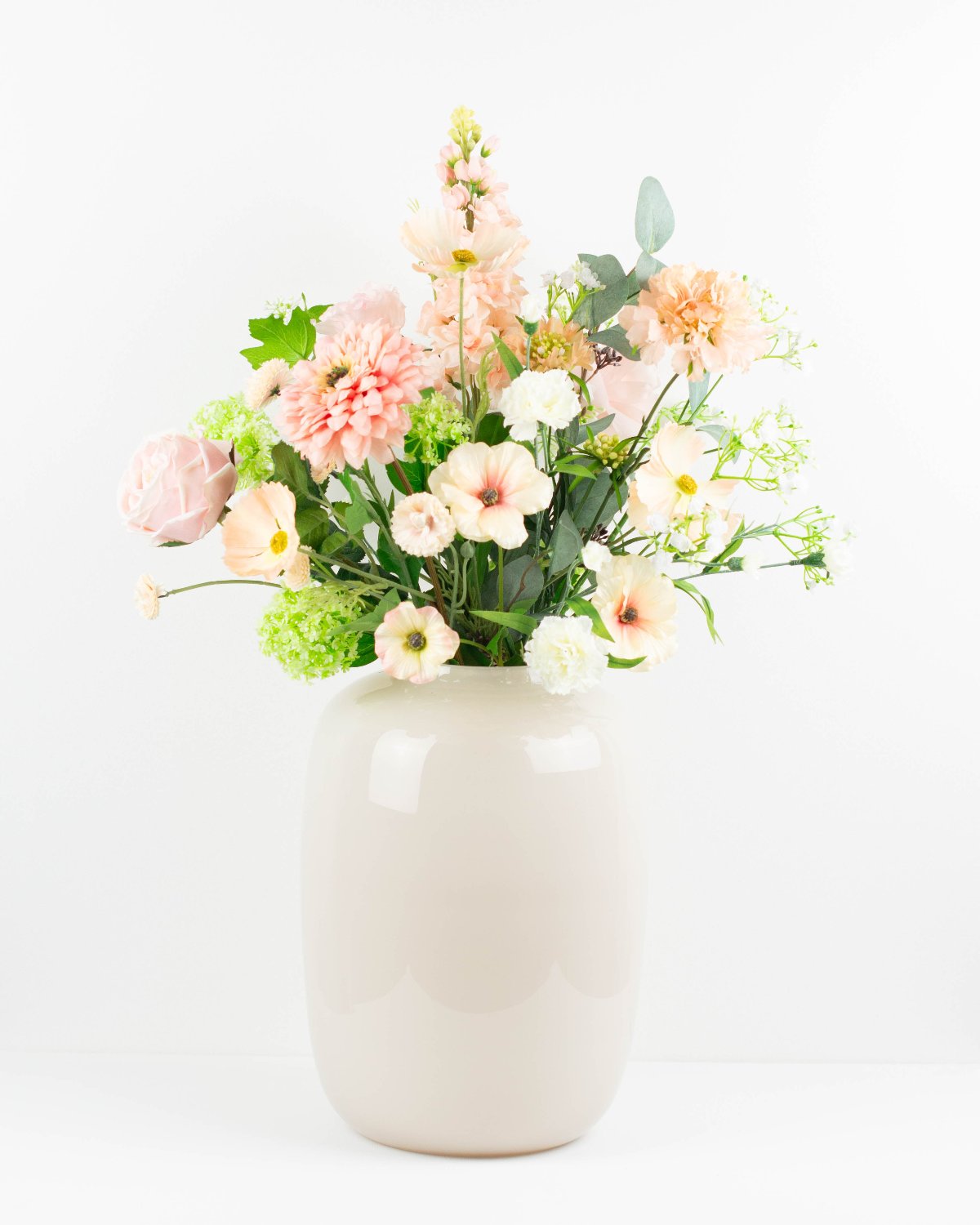 Boeket Mila – zijden boeket in zacht roze, nude en wit met eucalyptus voor een natuurlijke look