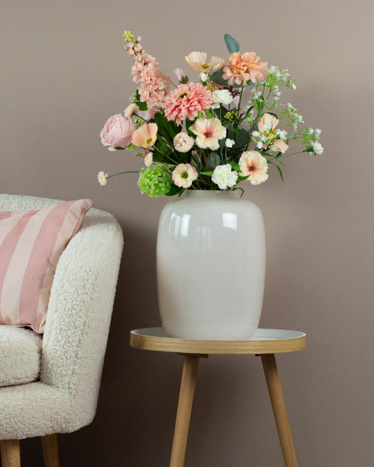 Boeket Mila – zijden boeket in zacht roze, nude en wit met eucalyptus voor een natuurlijke look