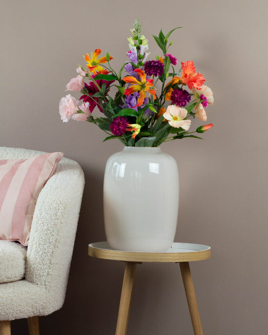 Kunstboeket Sab, een bonte bloemenmix in felle kleuren, lila Digitalis, roze Dahlia en oranje Hibiscus, 70-80 cm hoog.