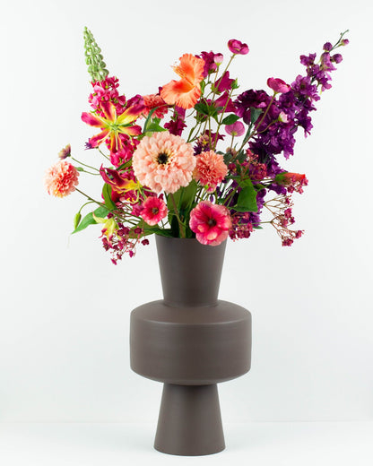 Boeket Liva, kleurrijk zijden plukboeket voor ieder interieur of werkplek met Delphinium, Gloriosa en Lupine in felle tinten.