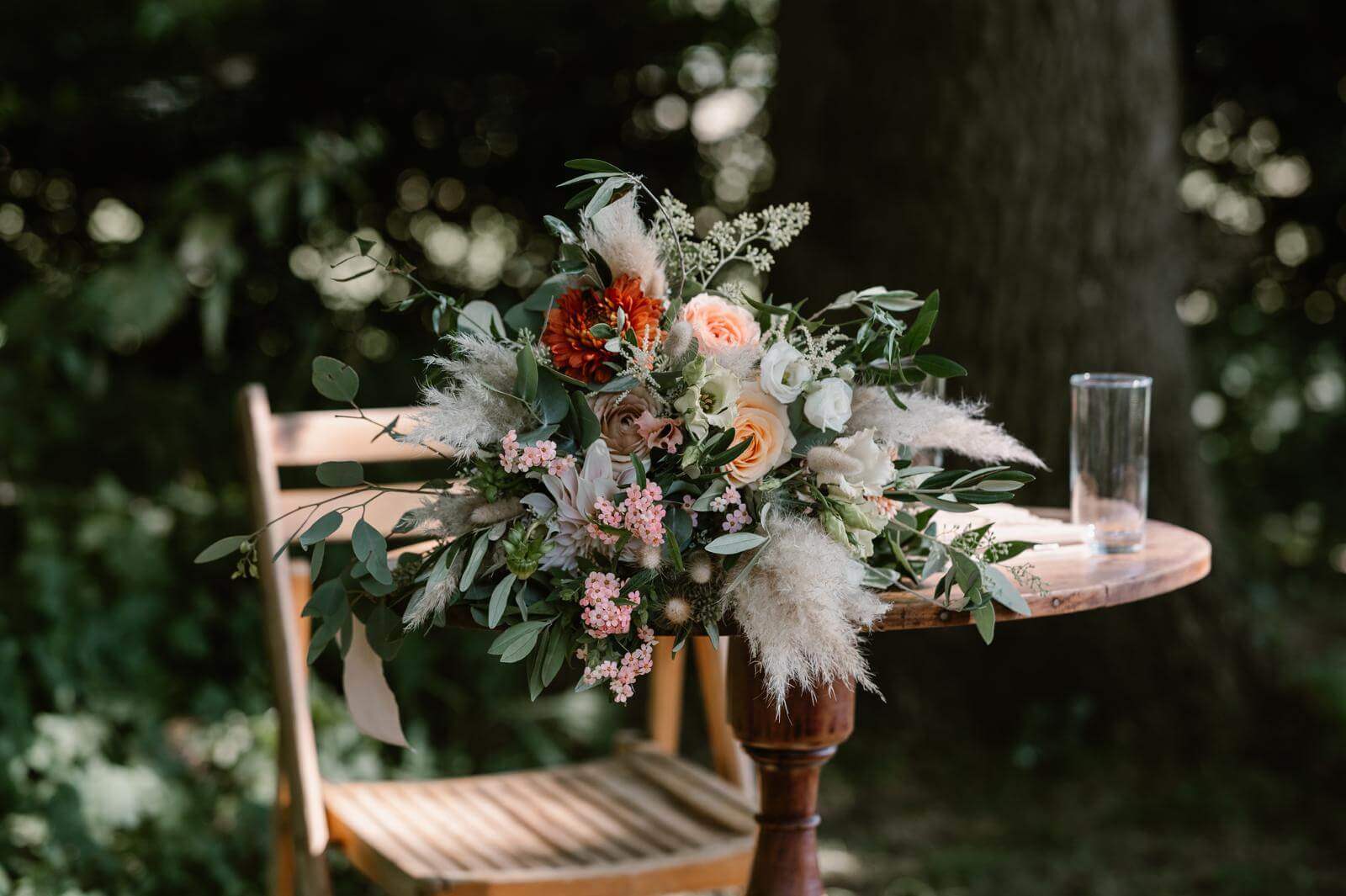 bruidsboeket met zijden bloemen en gedroogde grassen, zachte tinten met eucalypthus en pampas grassen