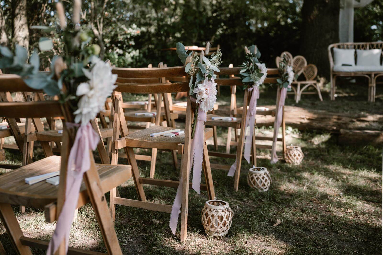 bloemdecoraties voor bruiloft in gangpad bloemen aan stoelen zacht roze dahlia