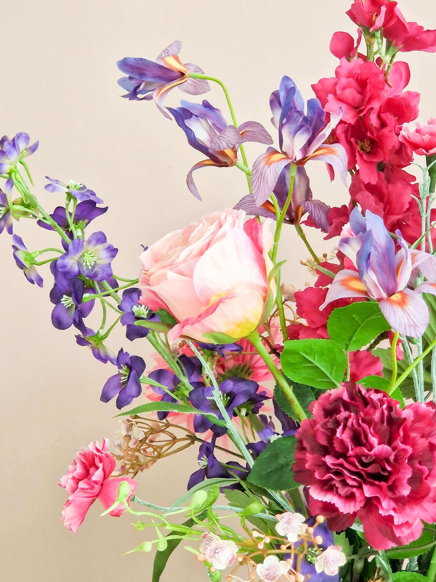 close-up van zijden boeket met roze en paarse bloemen. paarse delphinium en roze roos

