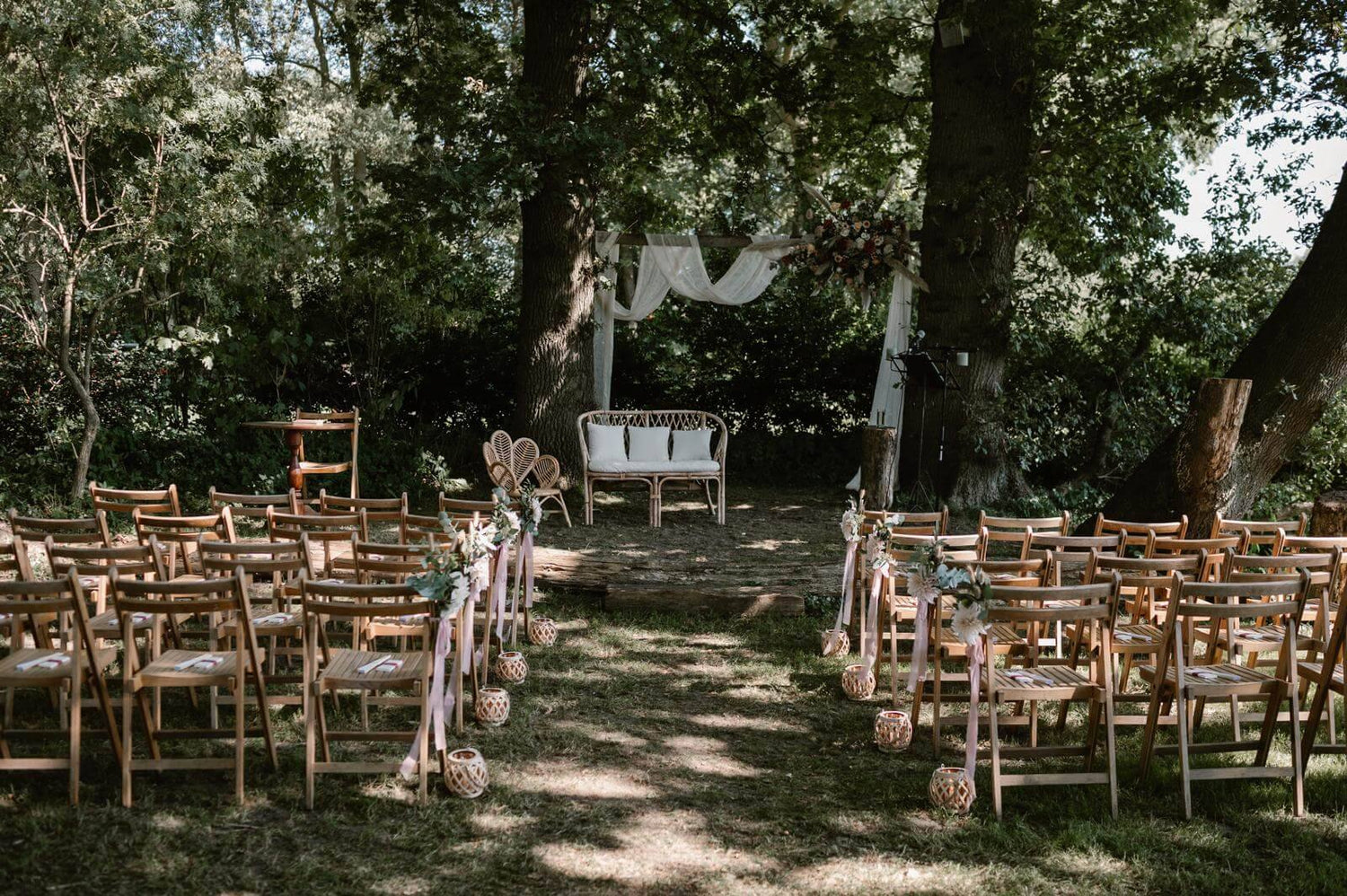 gangpad naar ceremonie versierd met zijden bloemen en lantaarns