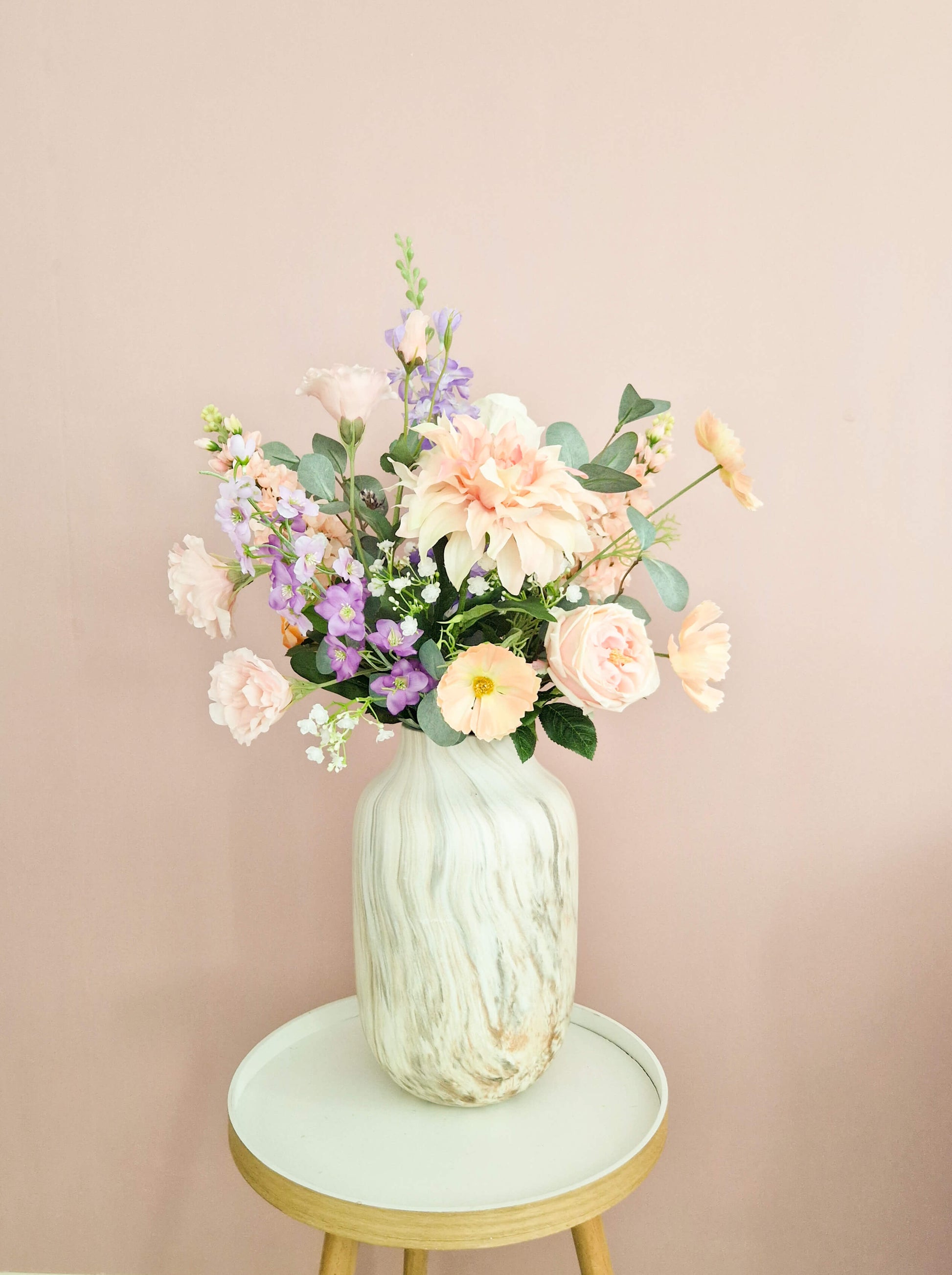 herdenkingsboeket geschikt van een zijden rouwboeket. zachte tinten roze en lila paars