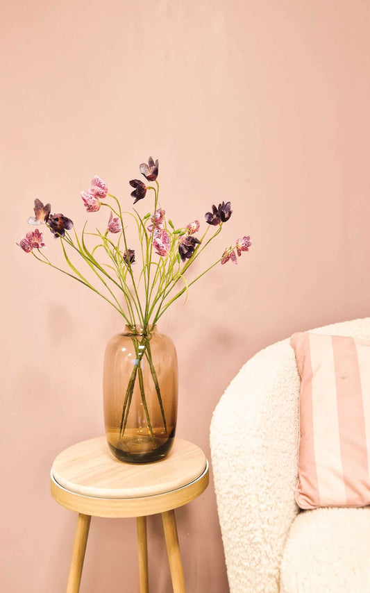 kivietsbloem frittilaria tak in vaas op tafel