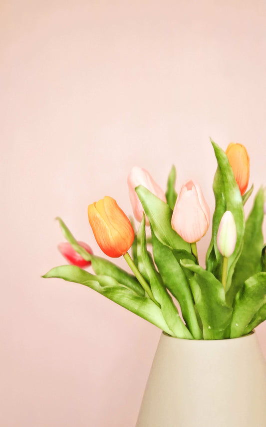 closeup van gekleurde mix korte tulpen in vaasje