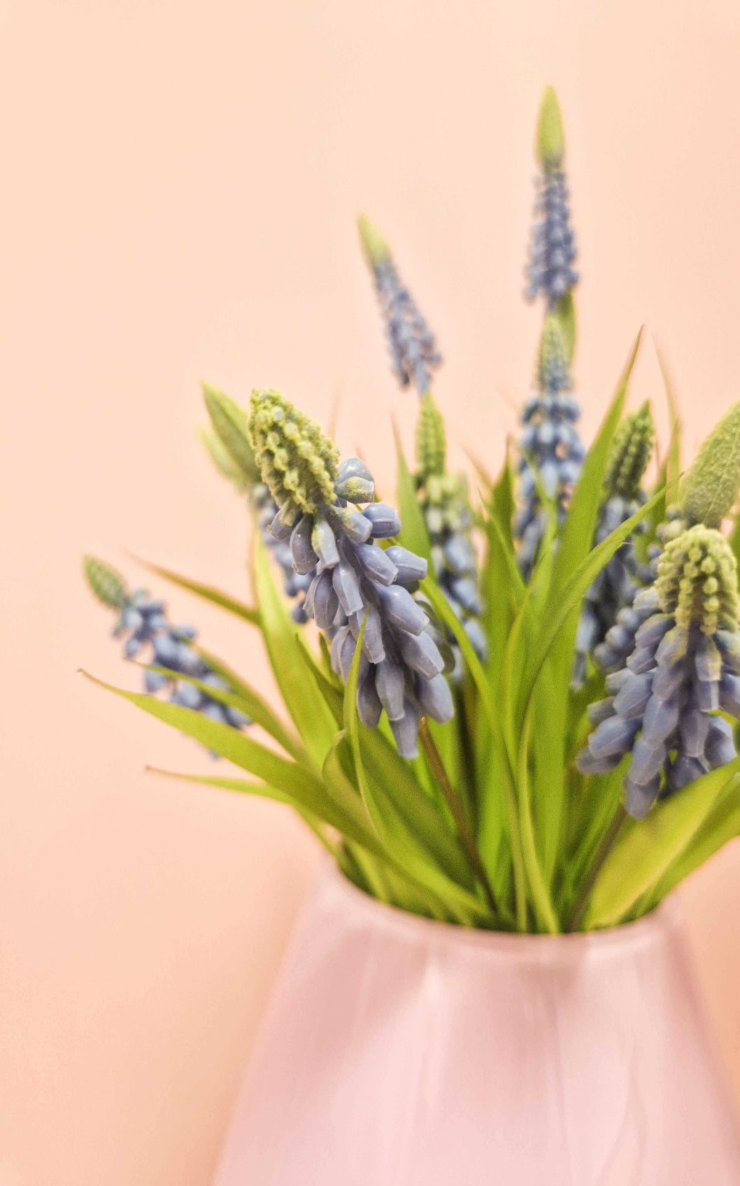 closeup kunst blauwe druifjes in vaasje