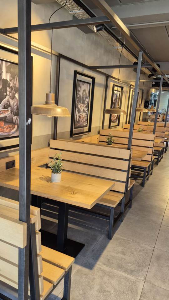 kunstplanten op tafel in een restaurant 