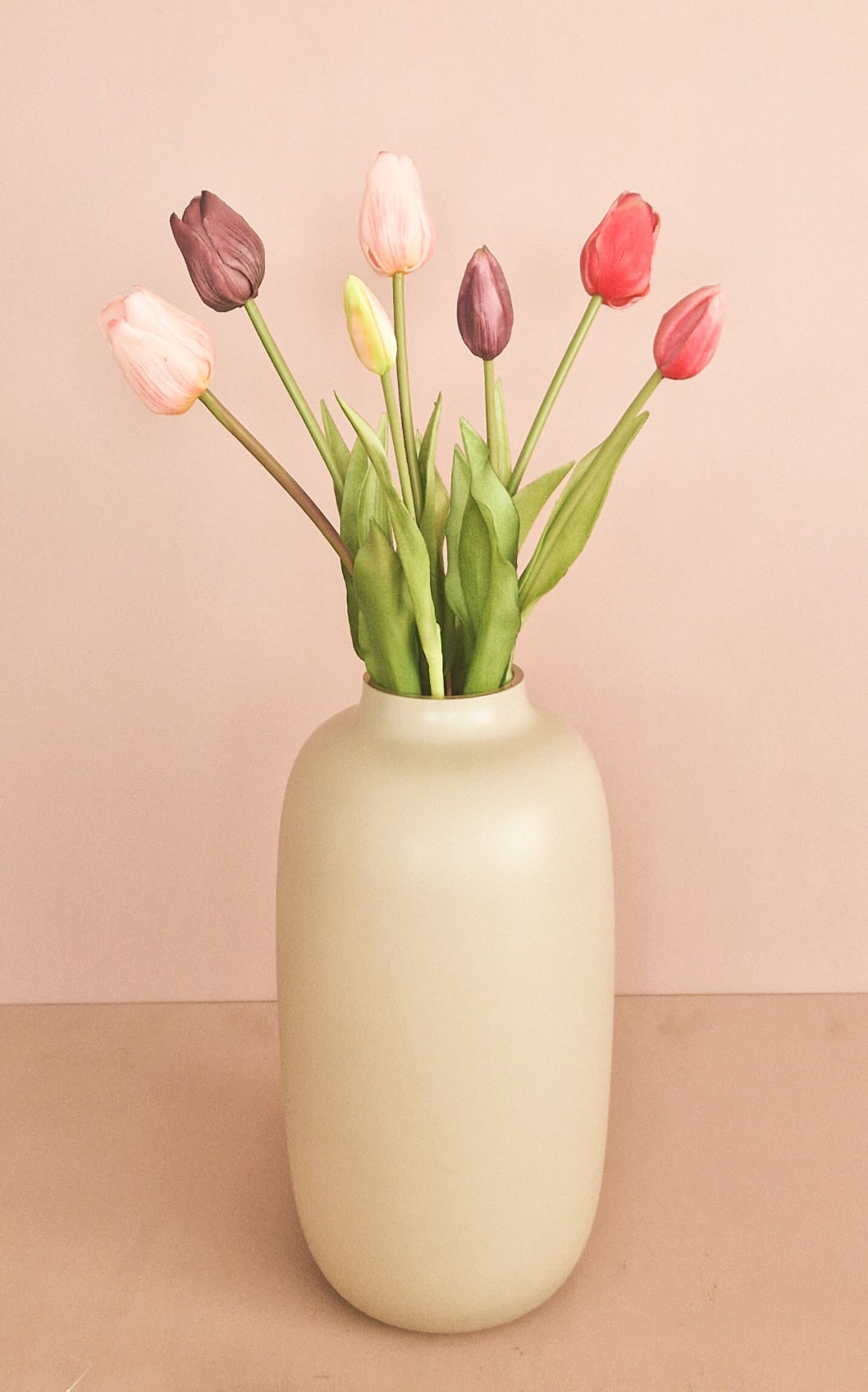 lange klassieke tulpen in vaas diverse kleuren