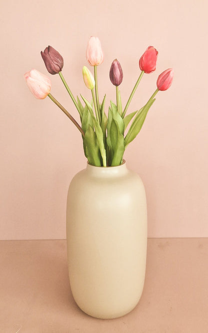 lange klassieke tulpen in vaas diverse kleuren