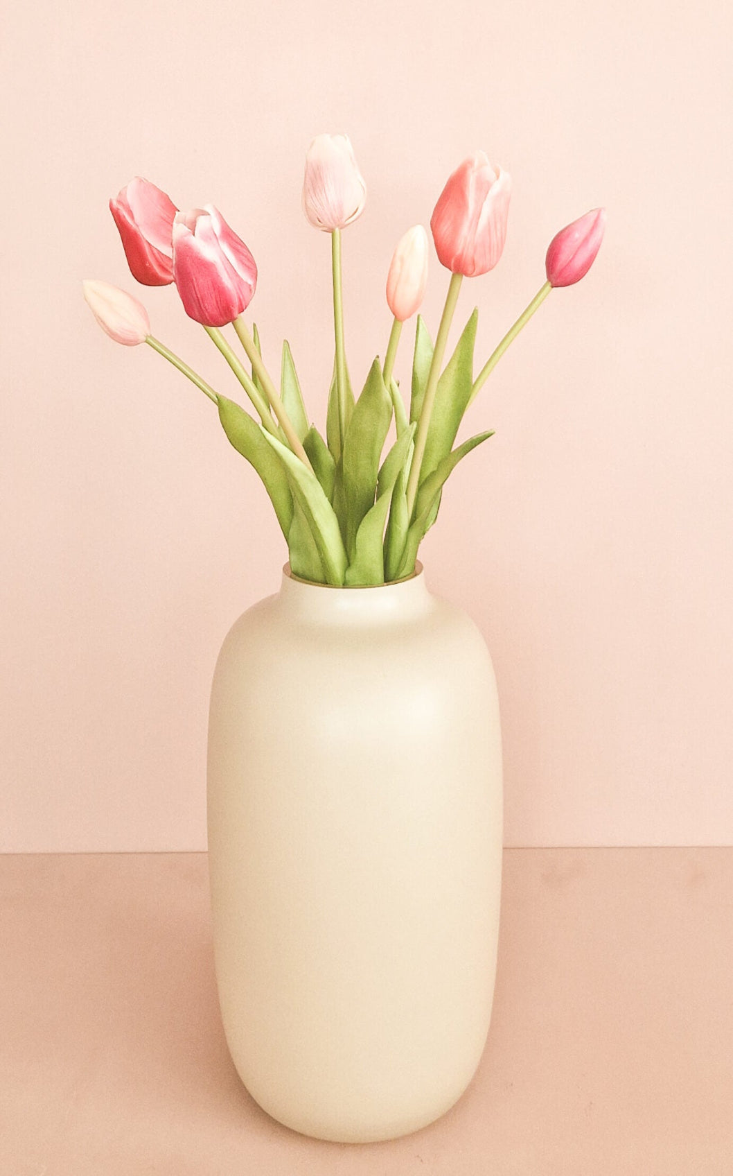 lange tulpen in rood roze tinten in vaas