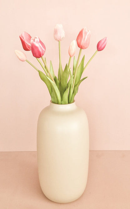 lange tulpen in rood roze tinten in vaas