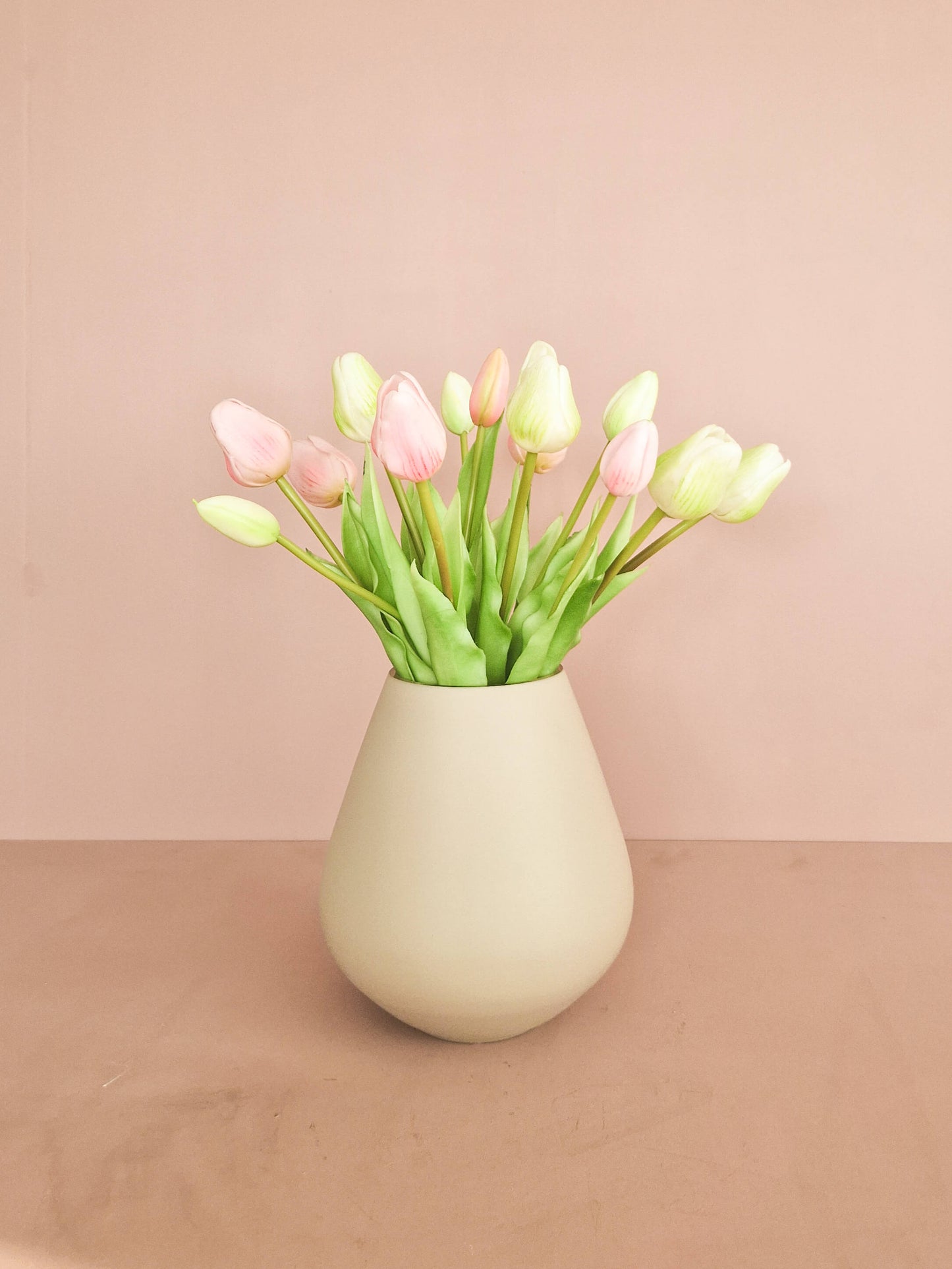 lange wit licht roze kunsttulpen in vaasje
