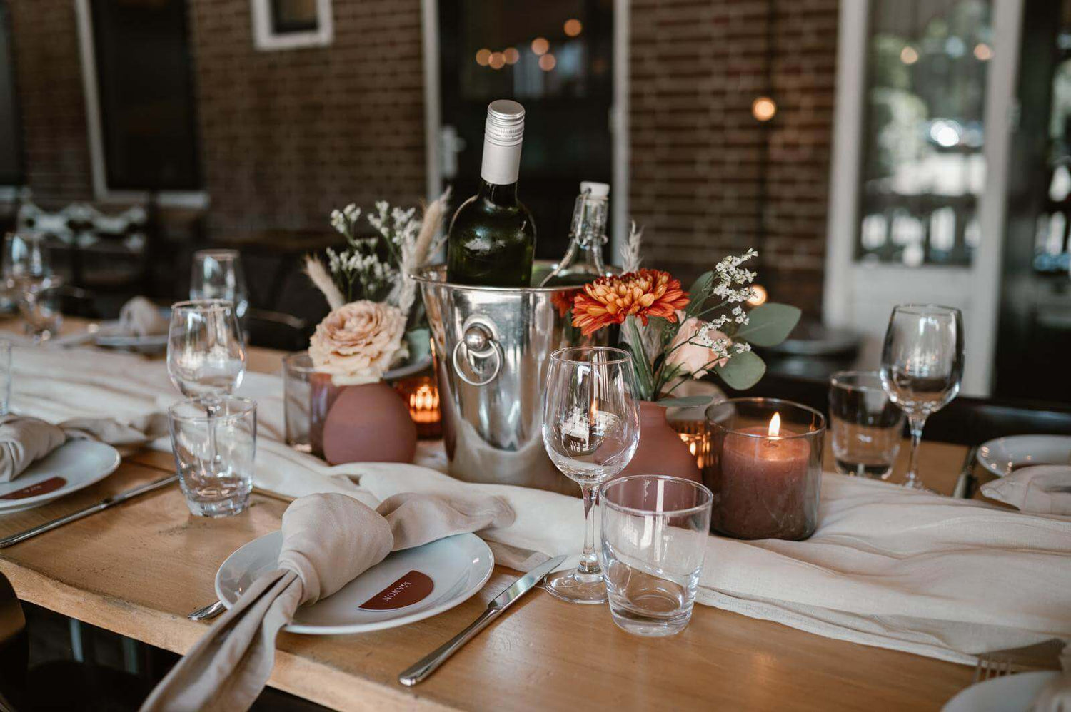 mooi gedekte tafel voor bruiloft met zijden bloemen en kaarsen