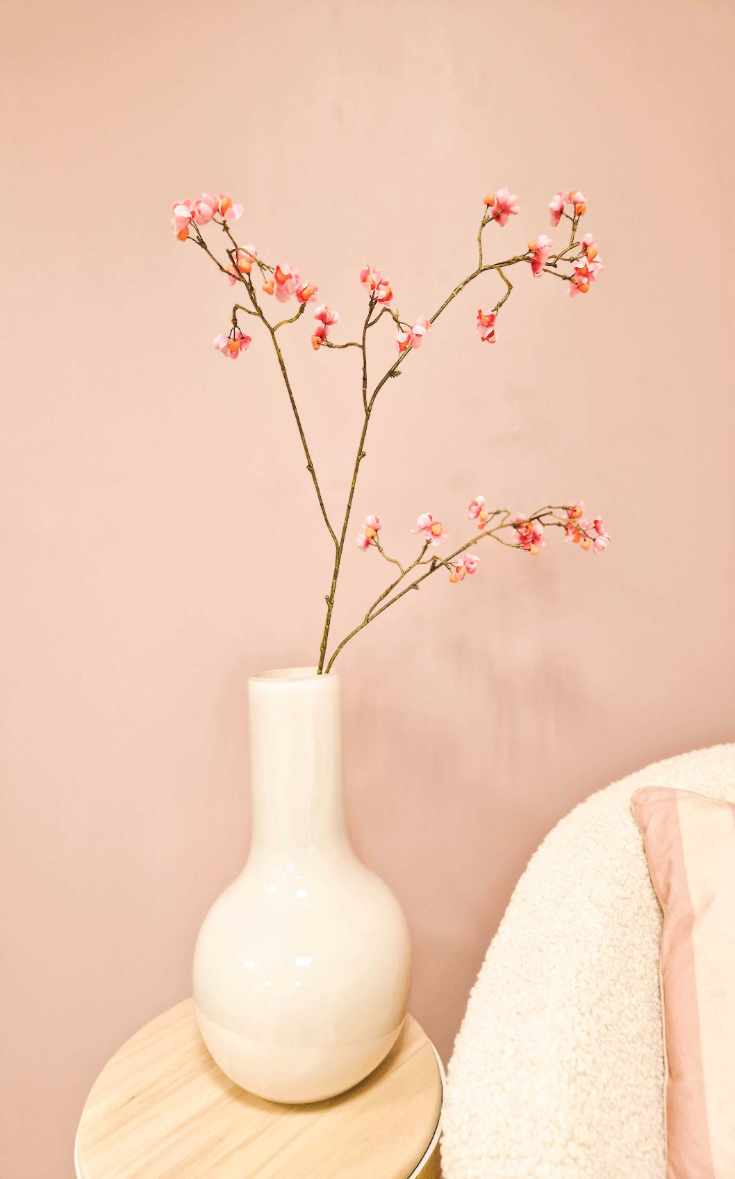 zijden bloesem tak met kardinaalsmuts in vaas