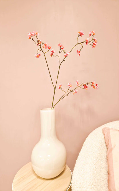 zijden bloesem tak met kardinaalsmuts in vaas