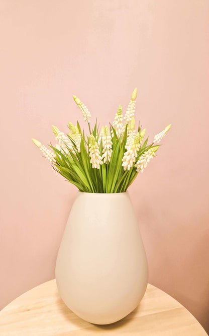 kunst witte druifjes muscari in vaasje