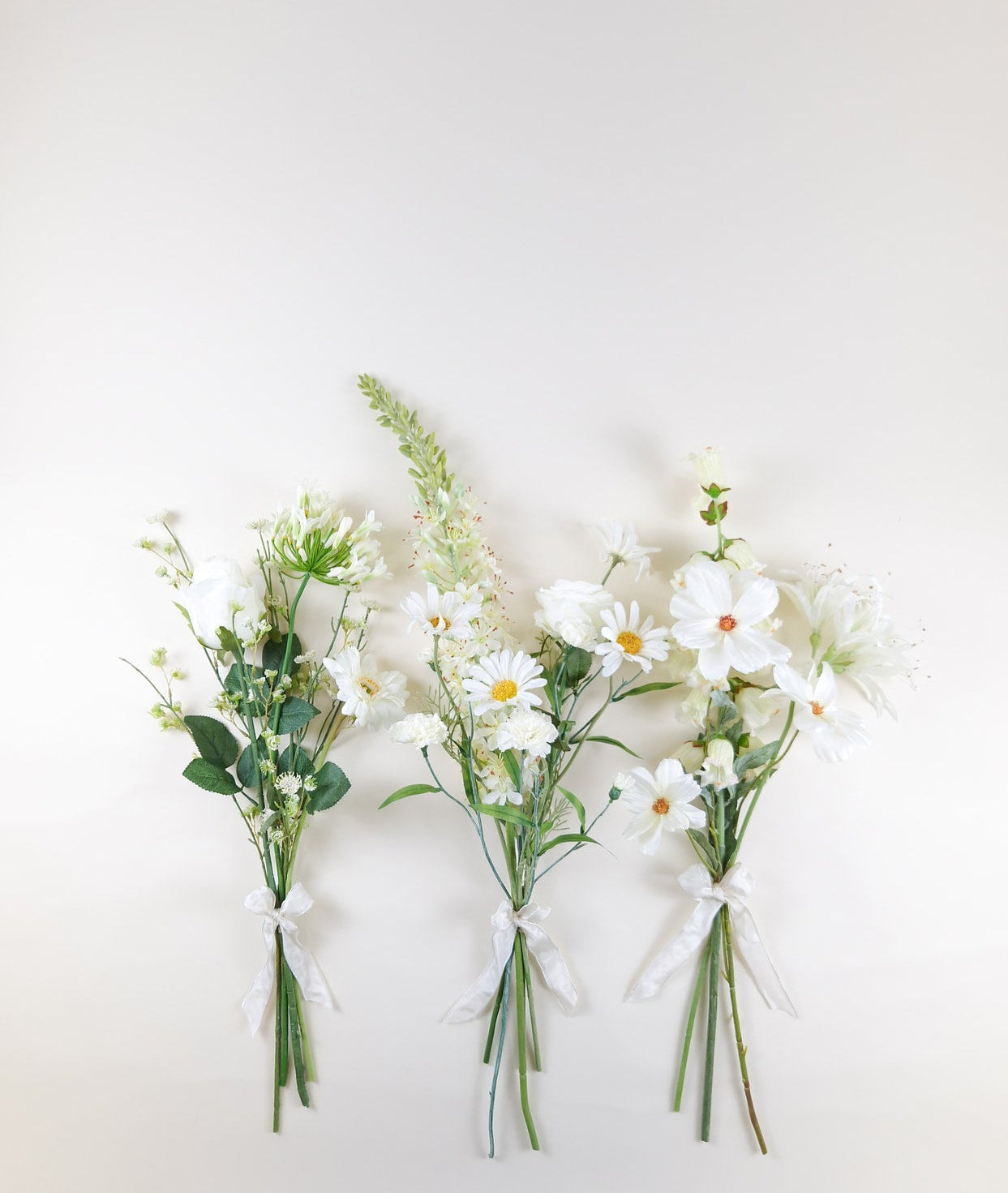 troostboeketjes met witte hoogwaardige zijden bloemen witte margriet agapanthus en rozen