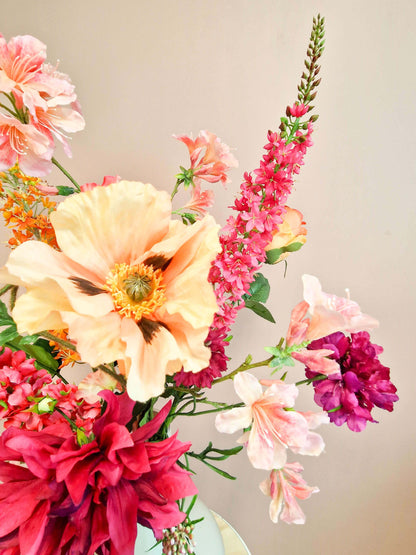 Zijden boeket met roze dahlia’s, zalmkleurige papaver, rhododendron takken en roze eremurus.