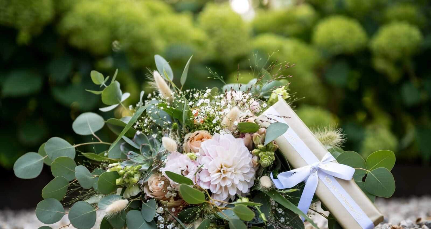 bloemstuk met zachte tinten en grassen zoals gipskruid en eucalypthus